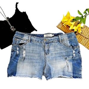 Torrid Women's Jean Shorts Size 18 Blue Denim Distressed Raw Fray Hems Festival